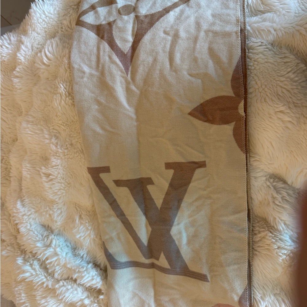Louis Vuitton Beige and Pink Gradient Monogram Stole - Picture 6 of 9